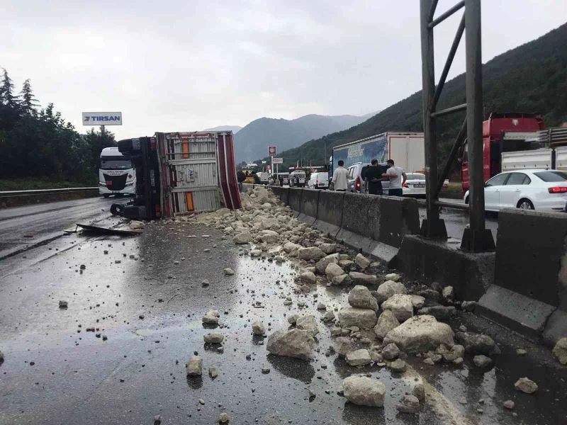 Hafriyat kamyonu devrildi, dolgu malzemeleri yola saçıldı
