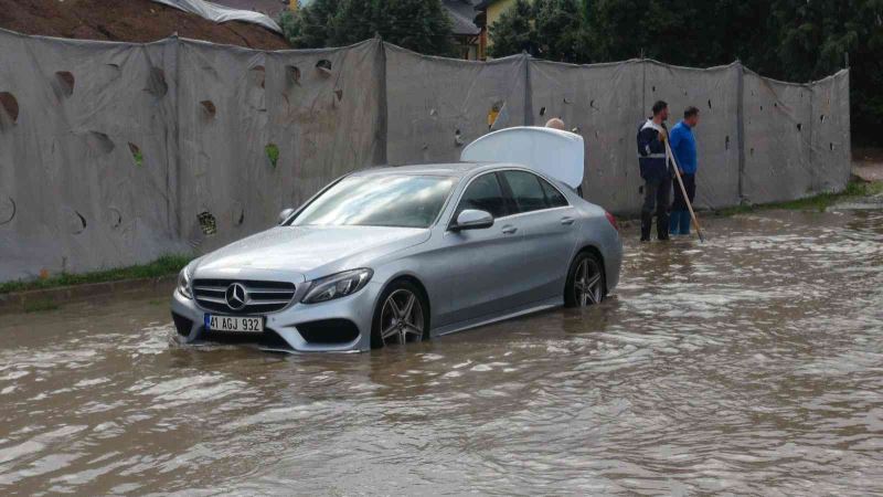 Cadde yağmur suyuyla doldu, milyonluk araç yolda kaldı
