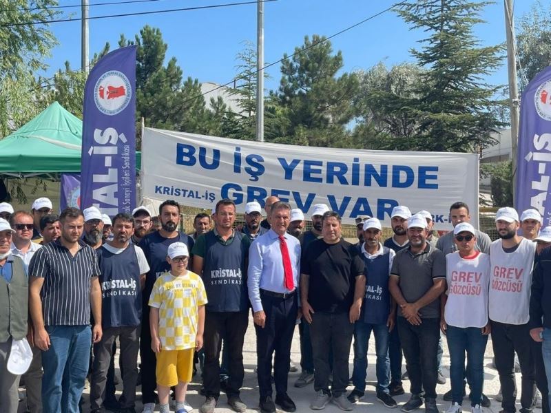 Mustafa Sarıgül 1 aydır grev yapan işçilere destek için Eskişehir’e geldi
