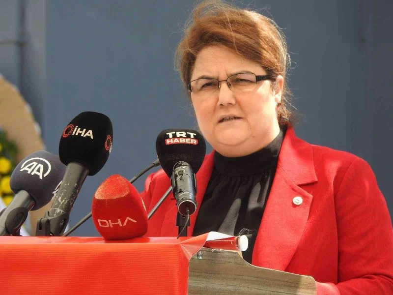 Bakan Yanık huzurevlerinde sıra bekleniyor iddialarıyla ilgili konuştu
