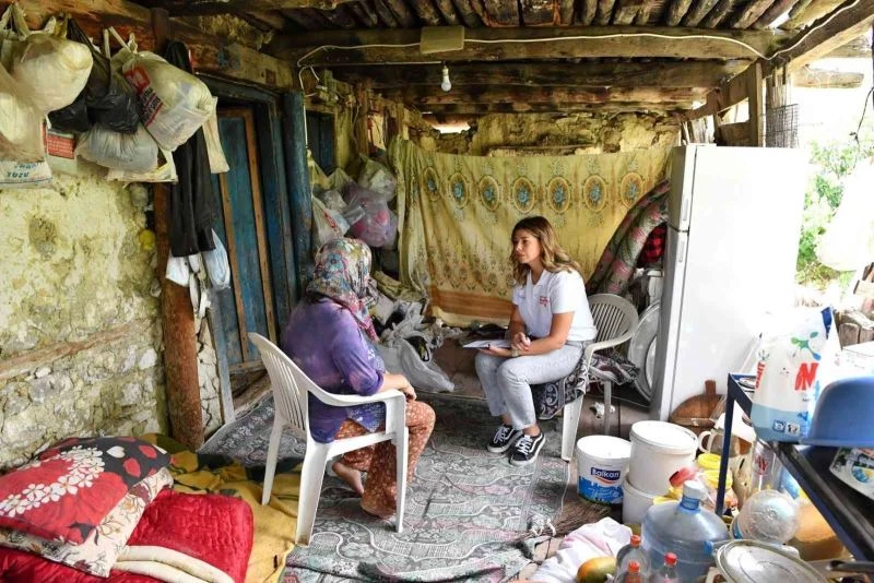 Konyaaltı Belediyesi kapı kapı gezip talepleri dinliyor
