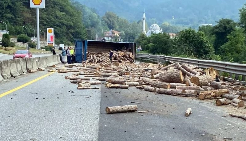 D-650’de tomruk yüklü tır devrildi, trafik durma noktasına geldi
