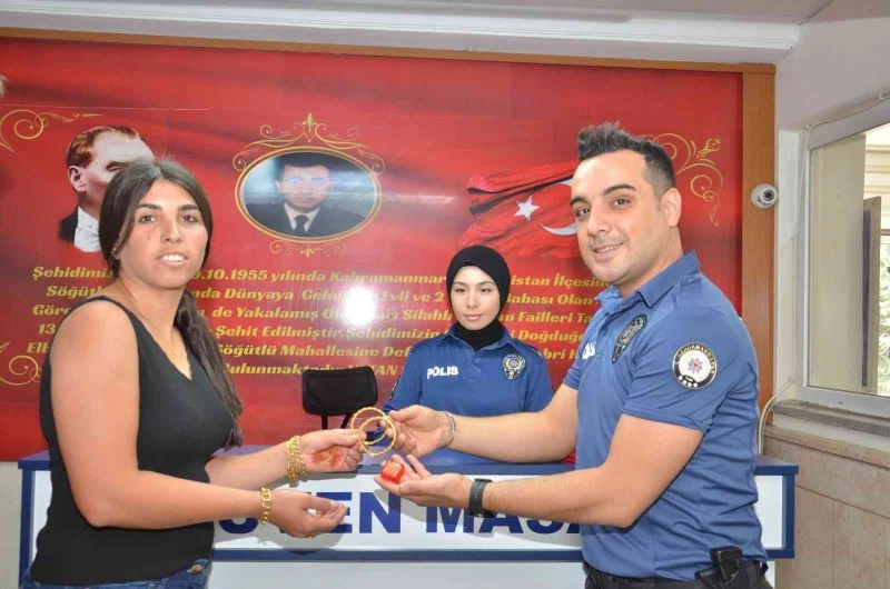 Caddede düşürdüğü 70 bin liralık altınlarına polis sayesinde kavuştu
