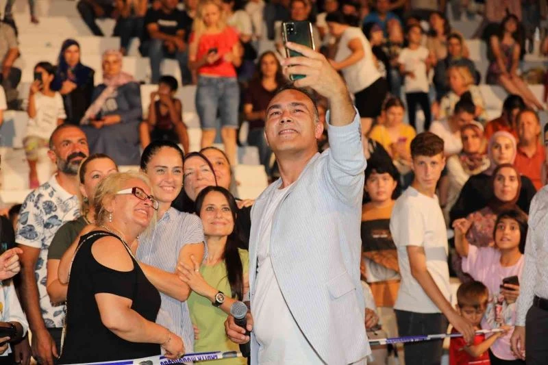 Mümin Sarıkaya’dan muhteşem konser
