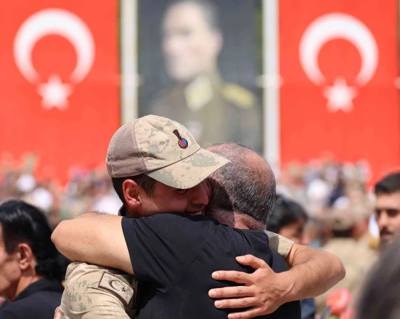 Aileleriyle kavuşan askerler gözyaşlarına hâkim olmadı
