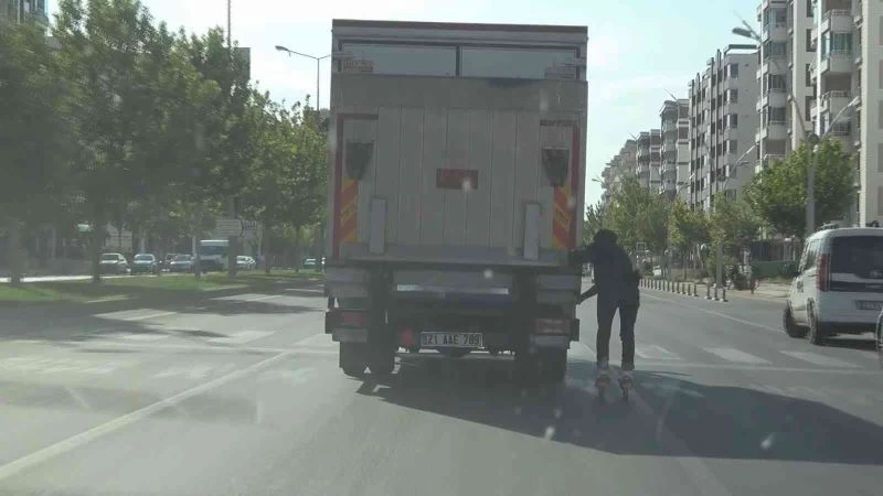 Kamyon arkasında patenli seyahat yürekleri ağza getirdi
