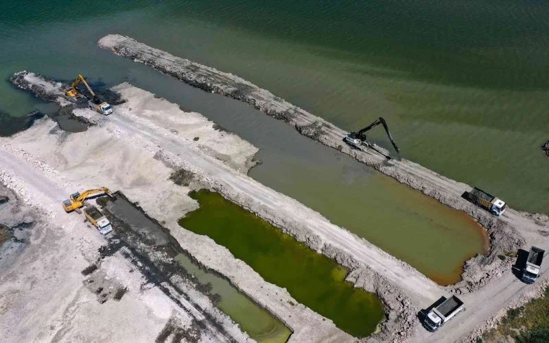 Van Gölü’ndeki dip çamuru temizliği devam ediyor
