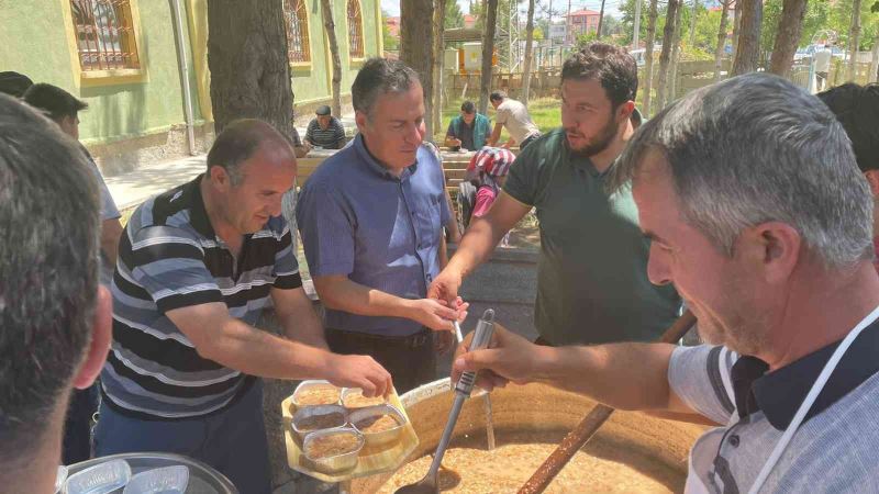 Dinar’da vatandaşlara aşure ikramı
