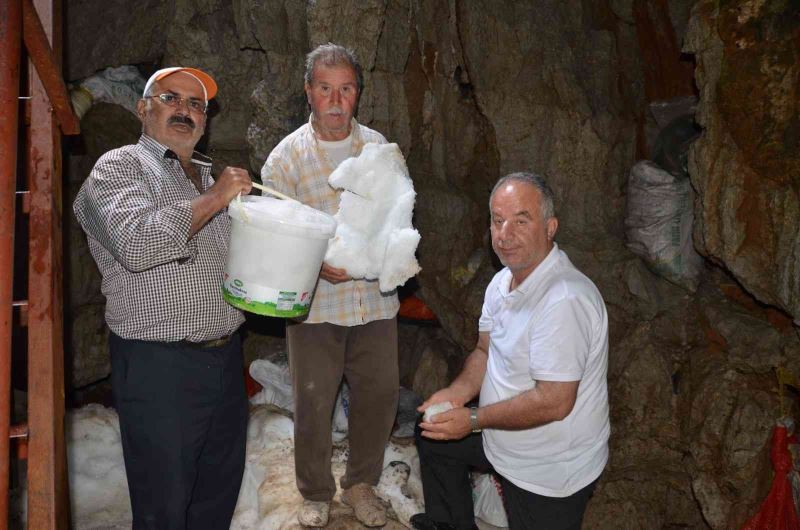 Antalya’nın Toros Dağları’ndaki kar obruğu buzdolabı gibi kullanılıyor
