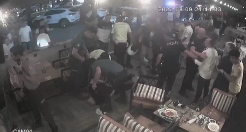 Kafede meydan savaşı gibi kavga
