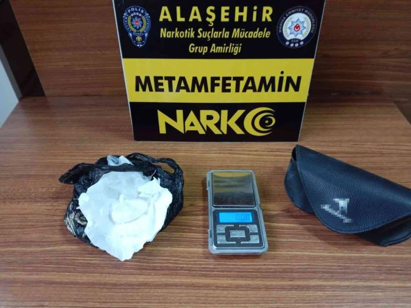 Uyuşturucuları atıp kaçarken yakalandılar
