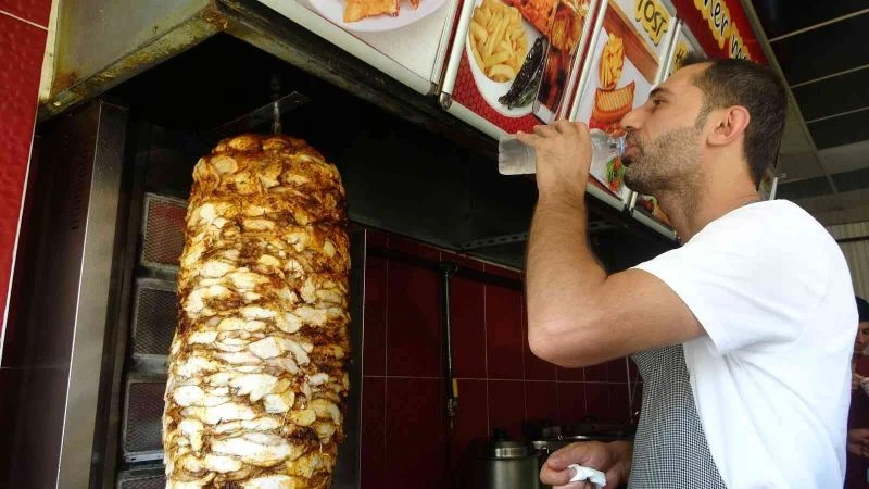 Hava sıcaklığı ocak sıcaklığı ile birleşti: Yüz derece sıcaklık altında ekmek parası için mücadele ediyorlar
