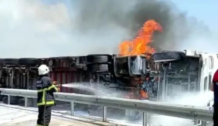 Otoyolda refüje çarpıp devrilerek yanan tırın sürücüsü öldü.