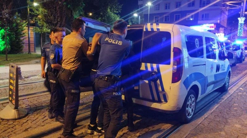 Kavgayı ayıran bekçilere bıçak çekildi, ortalık karıştı: 4 gözaltı
