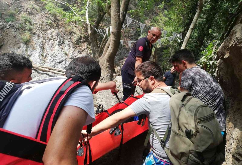 Doğa yürüyüşünde ayağı kırıldı, 1 kilometre sedyeyle taşındı