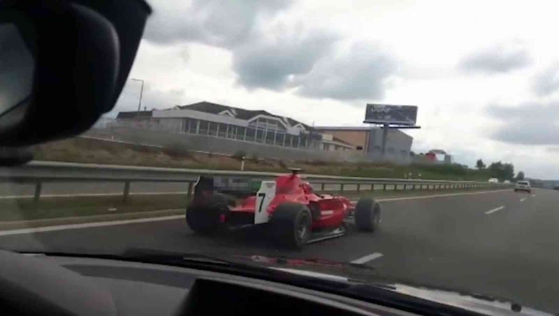 Çekya’da polis Formula 2 yarış arabası ile otoyola çıkan sürücünün peşinde
