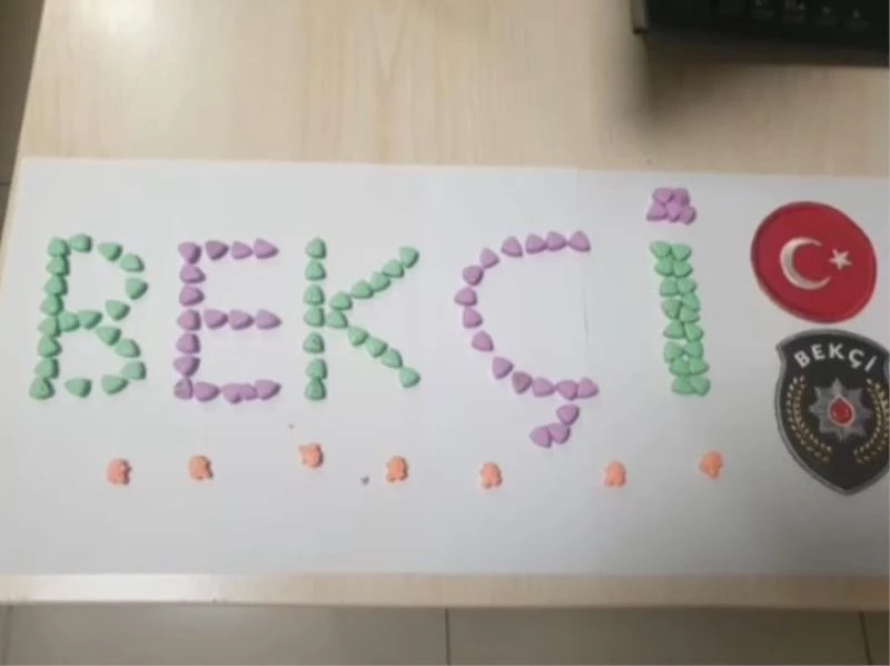 İzmir’de bekçiler, şüpheli şahsın üzerinde uyuşturucu hap buldu
