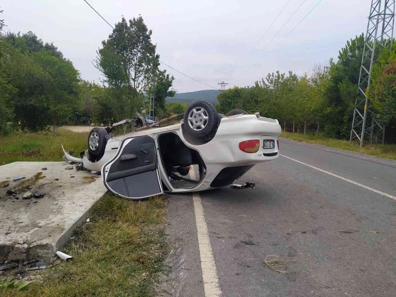 Hastaneden komşusunu alıp evine götürürken kaza yapıp hastanelik oldular

