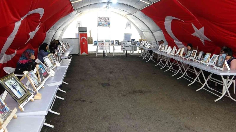 Diyarbakır’da aileler bin 77 gündür evlat nöbetinde
