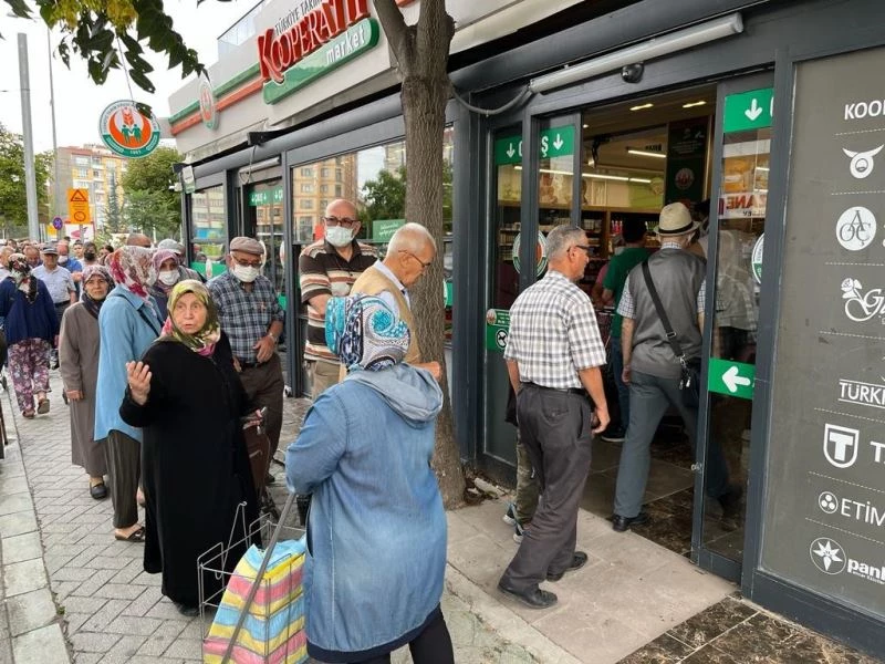 Tarım Kredi Kooperatif Marketi önünde indirim yoğunluğu
