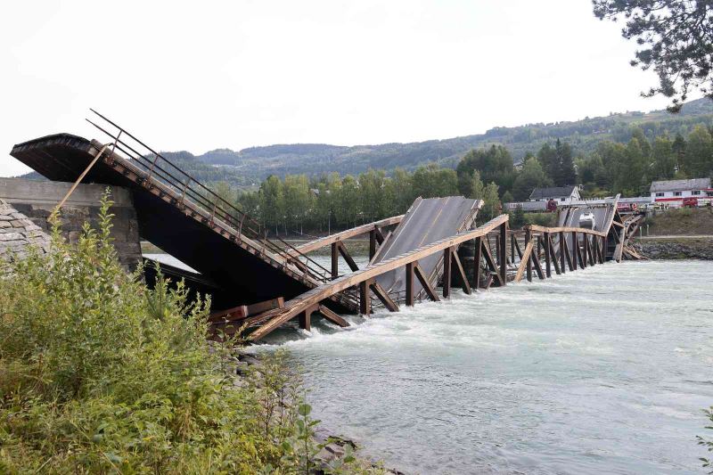 Norveç’te ahşap köprü çöktü, araç nehre düştü
