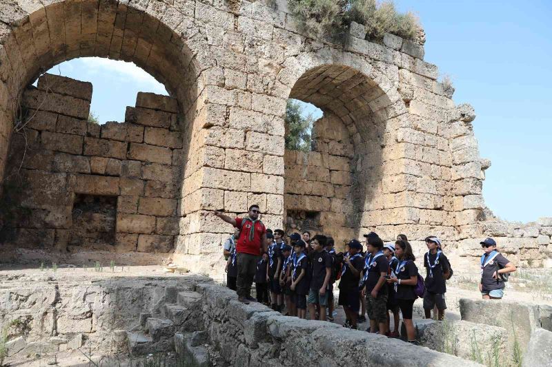 Büyükşehirin izcileri Perge Antik Kenti’nde
