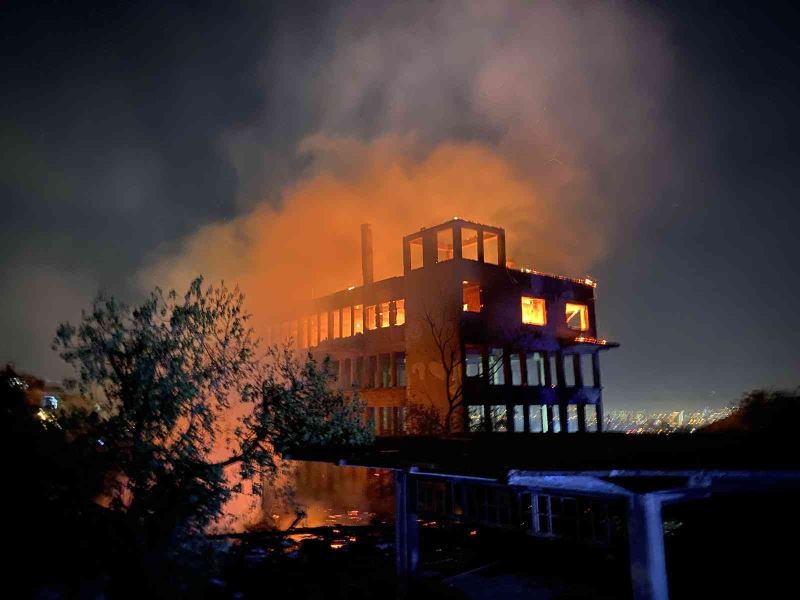 Bursa’da tarihi ipekçilik fabrikası alev alev yanıyor
