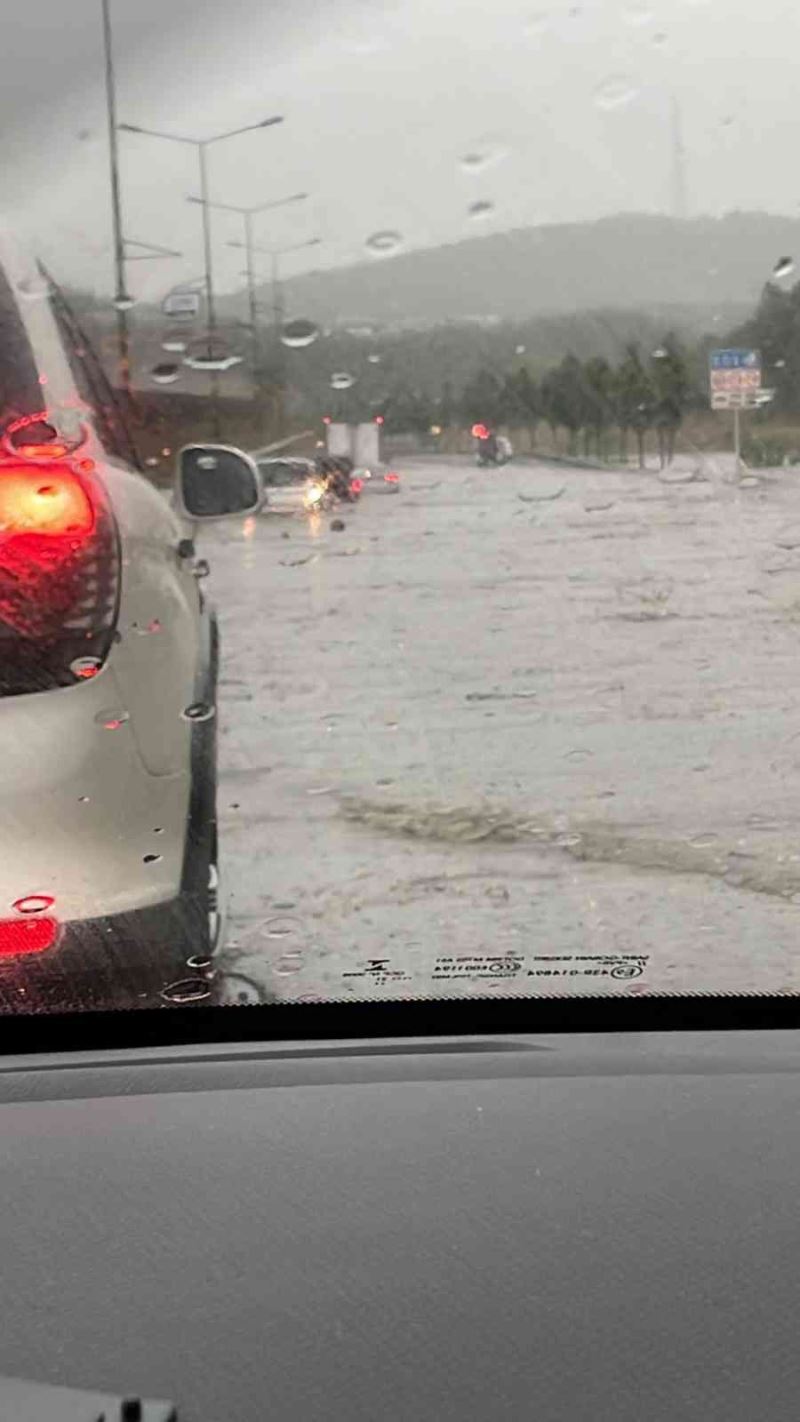 Şile otobanında yağış nedeniyle araçlar mahsur kaldı, sürücüler zor anlar yaşadı
