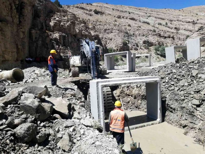 Van Büyükşehir Belediyesi yolların alt yapısını güçlendiriyor
