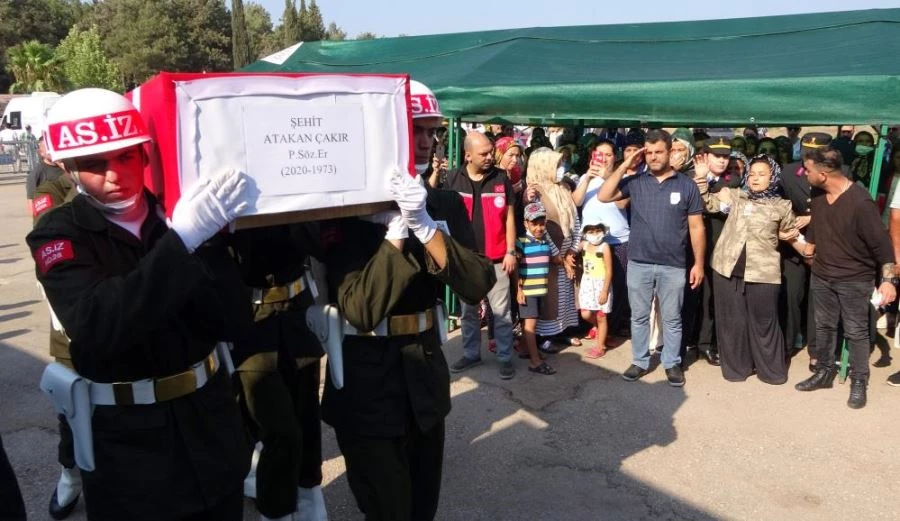 Anne Şehit Oğlunu Elbiselerini Giyerek Uğurladı