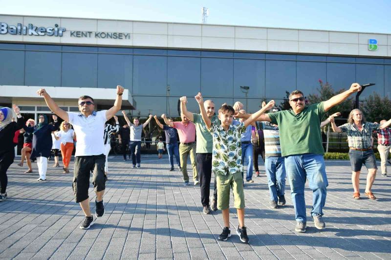 Balıkesir’in kurtuluşunun 100. yılında 100 kişilik zeybek gösterisi
