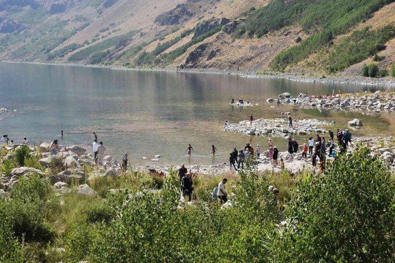 ‘Mükemmeliyet ödüllü’ Nemrut Kalderası ziyaretçi akınına uğruyor
