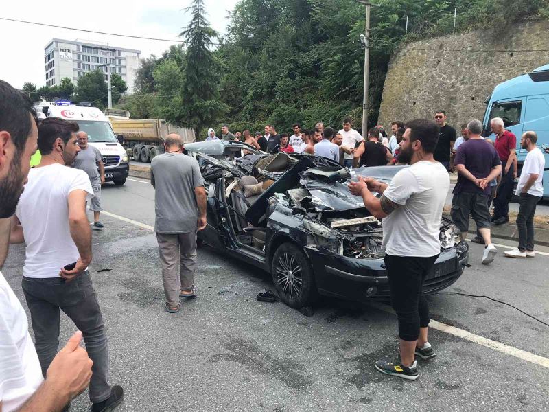 Tıra arkadan çarpan otomobilin tavanı kağıt gibi yırtıldı: 3’ü çocuk, 6 yaralı
