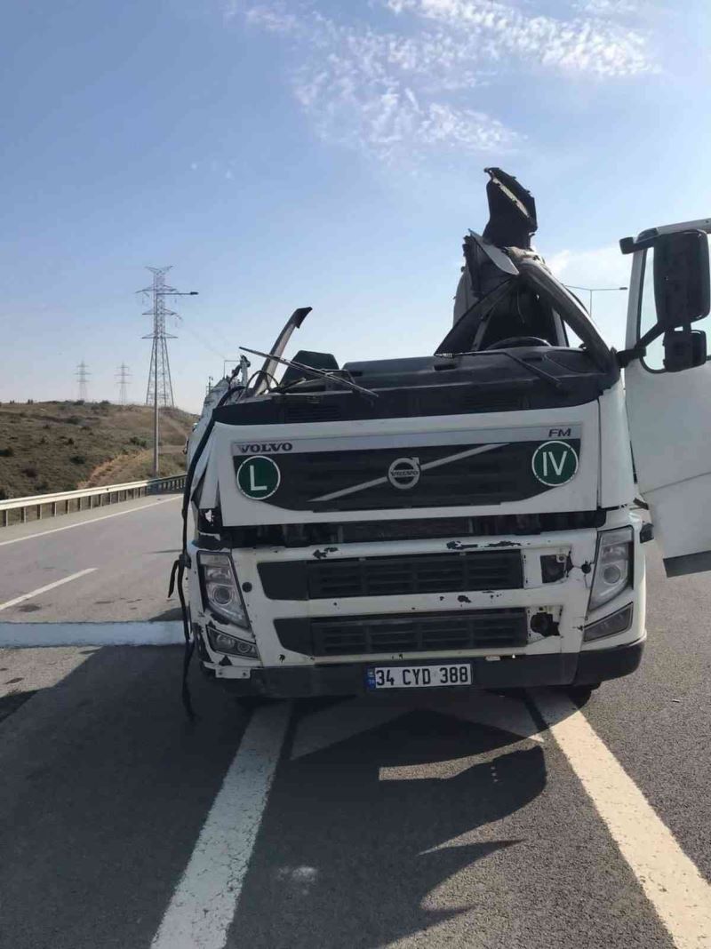 İstanbul’da akıllara durgunluk veren kaza; dorsesi ve kupası kopan kamyondan sağ çıktı
