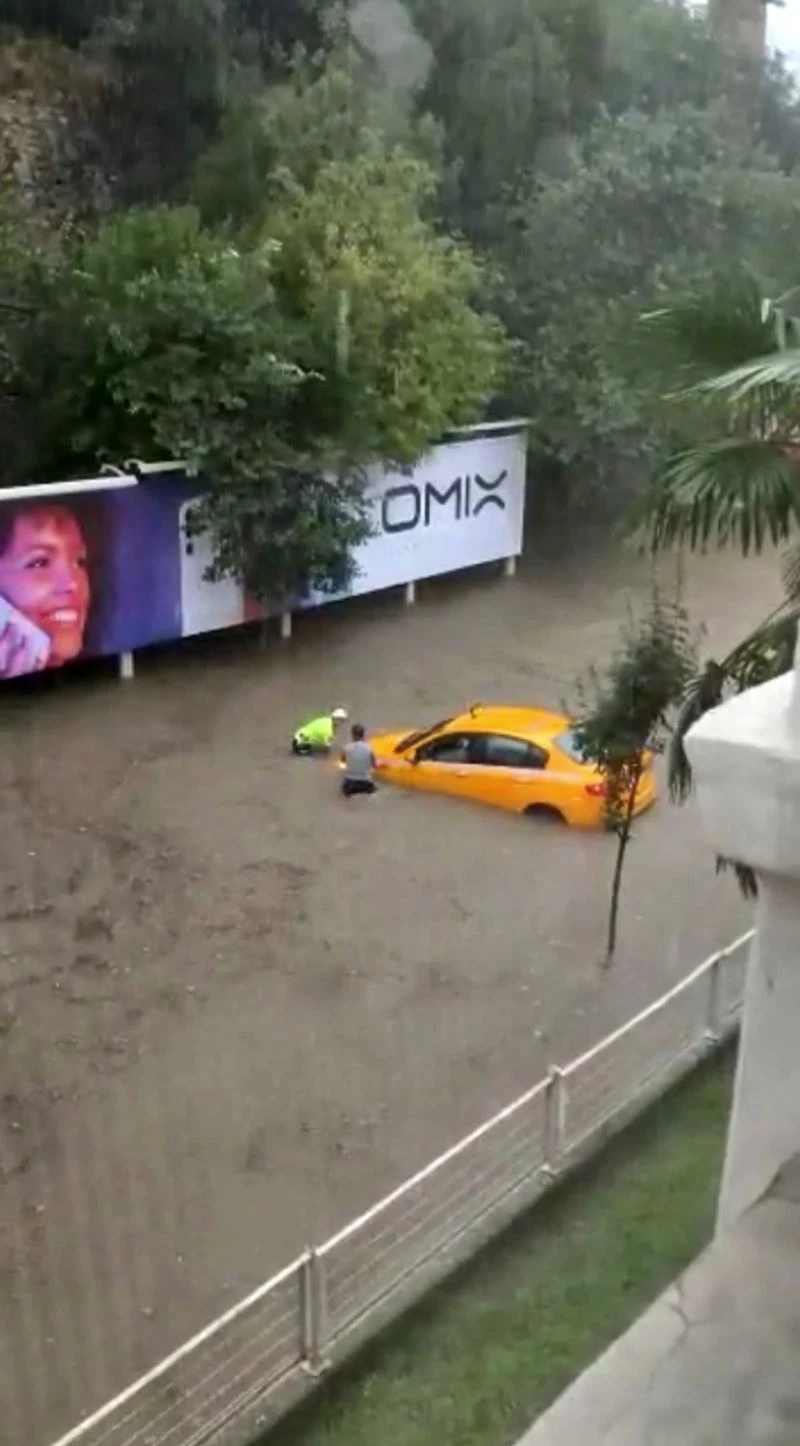 Kahraman Türk polisinin suya girip taksiciyi kurtardığı anlar kamerada

