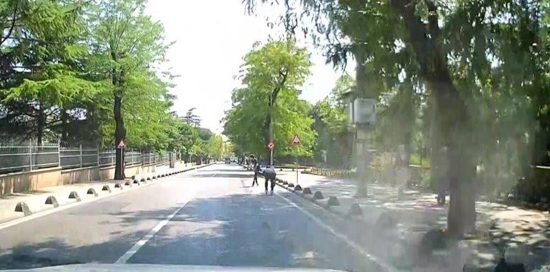 Kadıköy’de patenli gençlerin yolda tehlikeli yolculuğu kamerada
