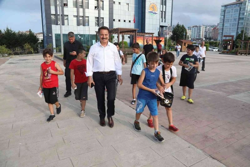 Çocuklar istedi, başkan çözdü
