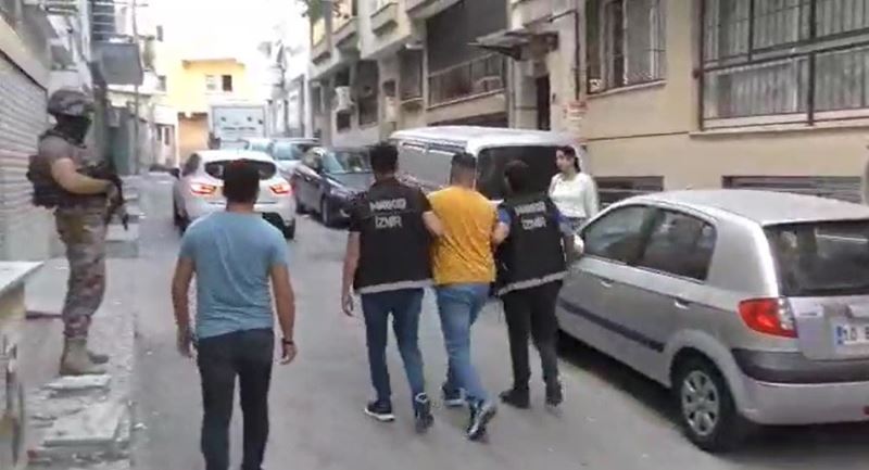 İzmir polisinden film sahnelerini aratmayan operasyon: 29 torbacı gözaltında
