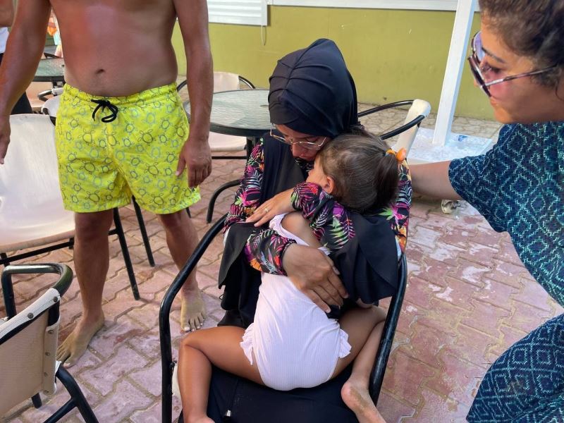 Sahilde kaybolan kızına kavuşan anne, gözyaşlarına boğuldu
