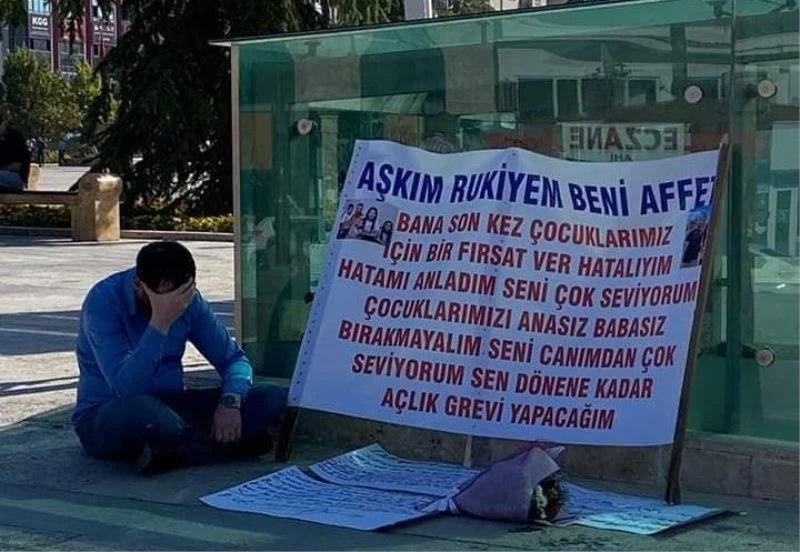 Kendisini terk eden eşine kent meydanında pankartlı özür
