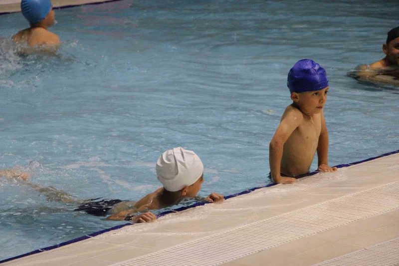 Gümüşhane’de köyden gelen çocuklar ilk defa havuzla tanıştı
