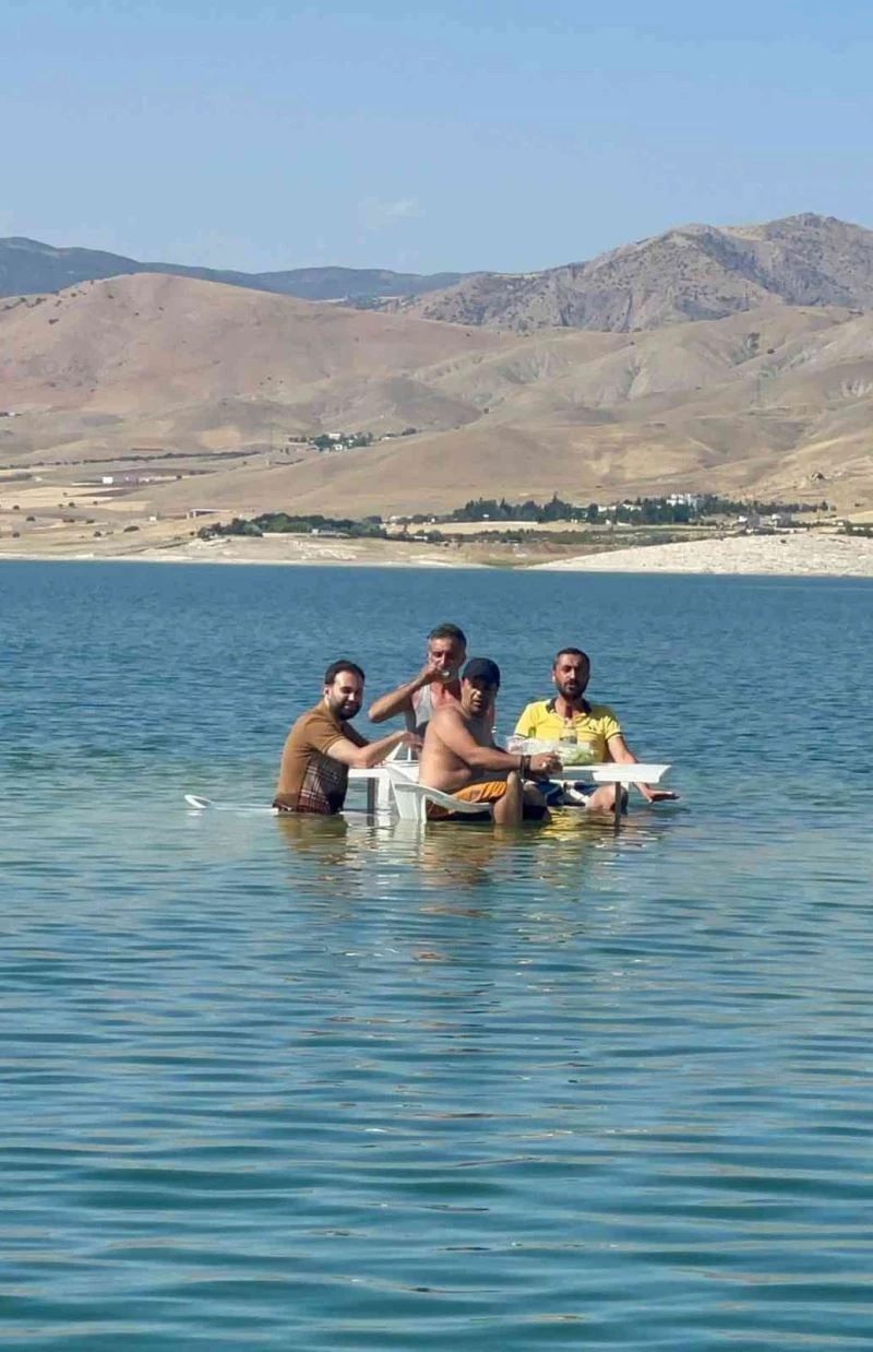 Sıcaktan bunaldılar, baraj ortasına masa sandalye atıp oturdular
