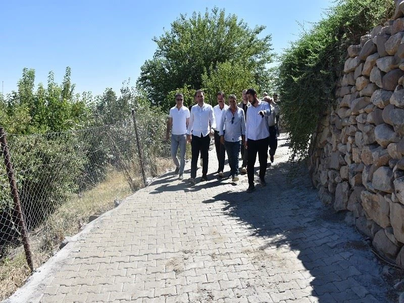 Sason’da köy içleri kilitli parke ile döşendi
