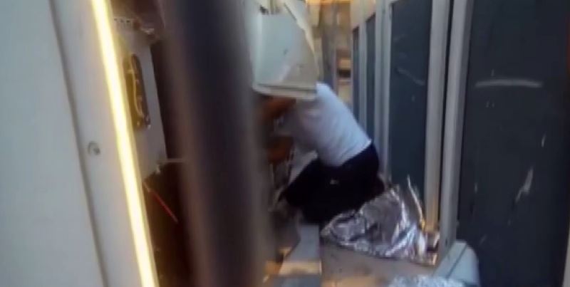 Klima hırsızı caminin gaz tankını sökerken bekçilere yakalandı
