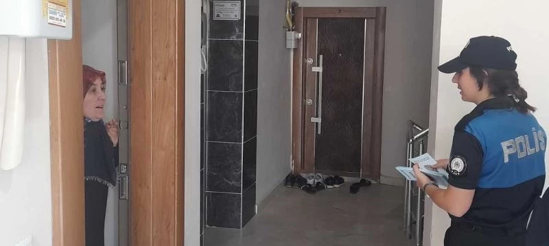 Polis ekiplerinden vatandaşlara seyyar satıcı ve dilenci uyarısı
