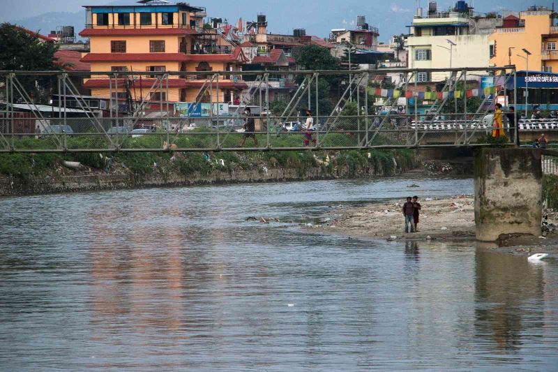 Nepal’in sembollerinden Bagmati Nehri siyaha büründü
