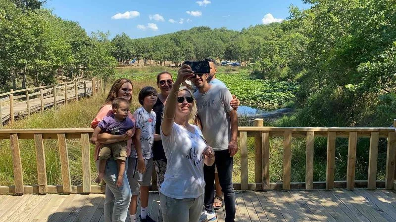 Bu göldeki çiçekleri koparmanın cezası 109 bin lira
