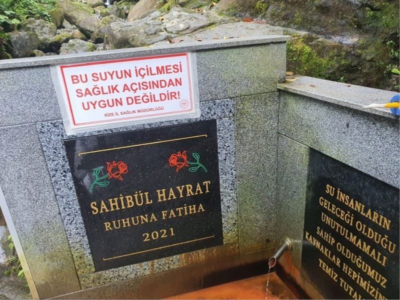 Rize’de zehirli çıkan ılıca suyuna asılan uyarı yazısı kimliği belirsiz kişilerce söküldü
