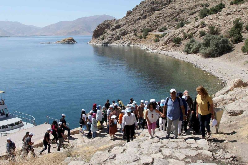 Özel gereksinimli çocuklar Akdamar Adası’nı gezdi
