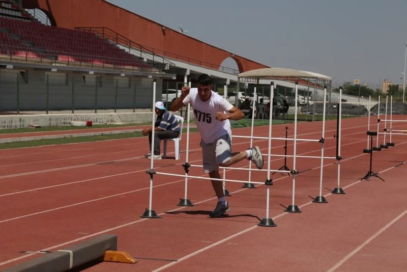 Adaylar, 45 metrelik parkurda ASÜ’lü olmak için ter döküyor
